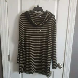 XL Energy, Chicos Sz 2, black and gold top, EUC